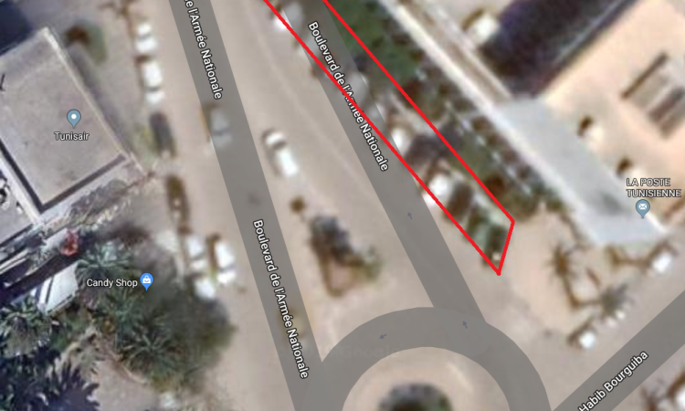 حافة الطريق المهيأ أمام ساحة 20 مارس